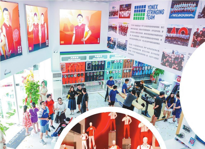         奥运引燃群众运动热情，消费者在大连奥林匹克广场的体育用品商店选购运动装备。本报记者  吕  丽  摄