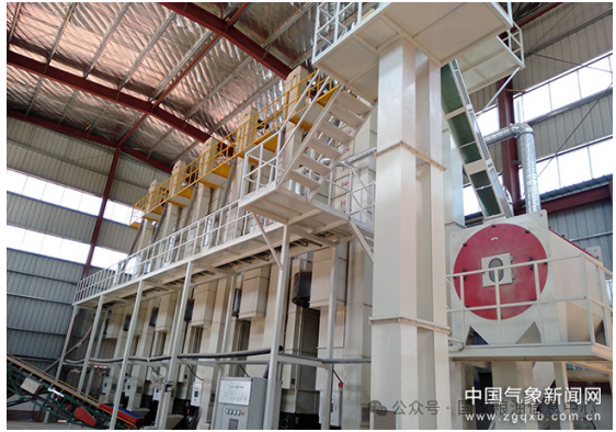 图为空气源热泵粮食烘干机受访者供图