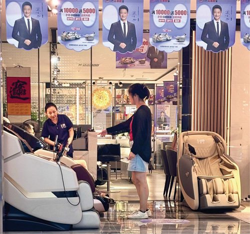 消费者在体验家具产品 黄芷凌 摄