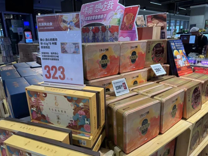 超市里月饼已经占据了C位。