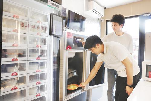     近日，在文旅·云餐智能餐厅内，市民正在取菜。本报记者 师源摄