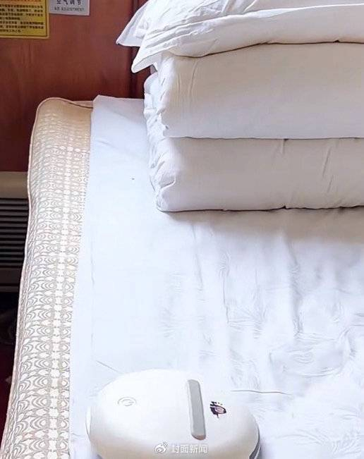 用除螨仪给火车卧铺除螨 （视频截图）