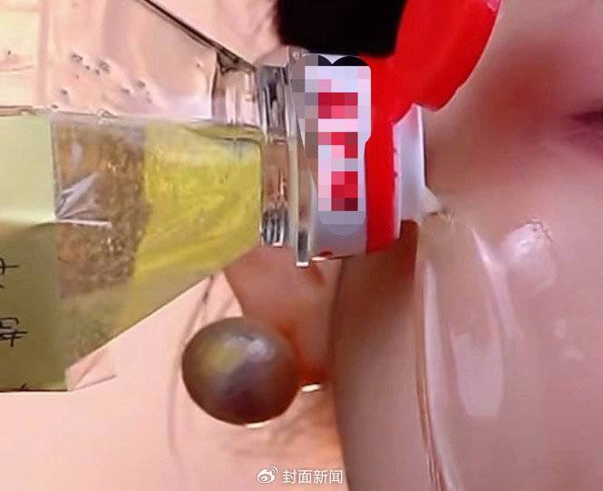 主播往脸上倒油来证明产品不脱妆 （视频截图）