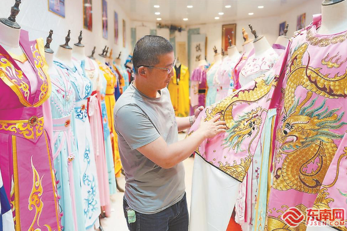 一品戏剧服装设计室负责人宋一山介绍蟒袍戏服。