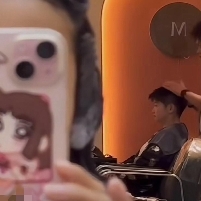 ▲孙颖莎现身北京一理发店