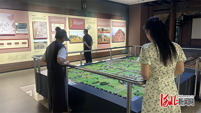 8月3日，游客在赵王城遗址博物馆参观。 河北日报记者 韩莉摄