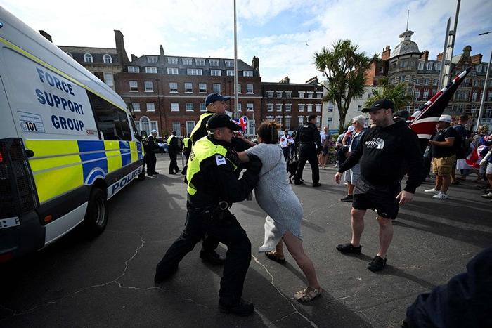 8月4日，英国警方与一名抗议者扭打在一起。