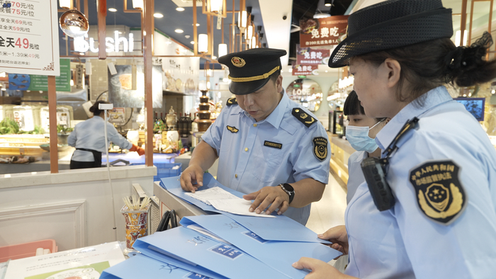 市场监管人员检查经营主体有关资料。