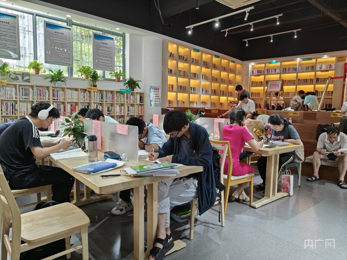 正值炎热的暑假，滨湖世纪南书房大部分时间都是满员状态（央广网记者赵家慧摄）