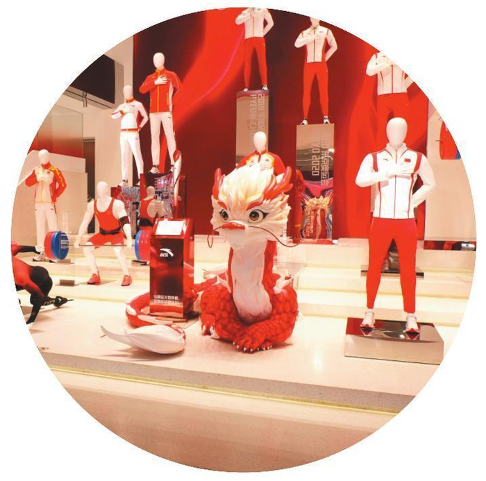     沈阳一家运动专卖店里摆在最显眼位置的是中国体育代表团领奖服装“冠军龙服”系列产品。本报记者   赵敬东  摄