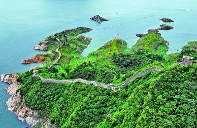 在河北宽城满族自治县境内的潘家口水库拍摄的长城。新华社发