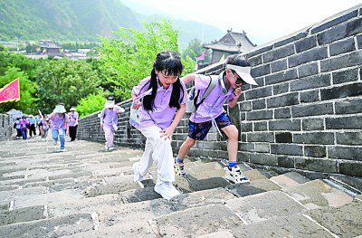 孩子们在攀登天津黄崖关长城。新华社发