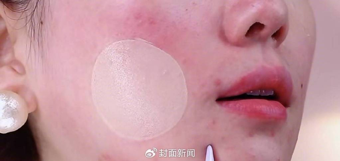 瑕疵皮主播介绍底妆产品 （视频截图）