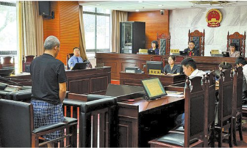 　　　图为法院对贝贝公司相关人员涉嫌诈骗罪一案庭审现场。