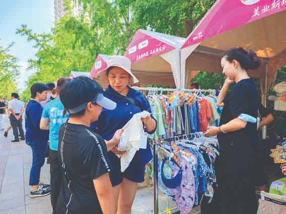 图为东湖街道举办社区集市。受访者供图