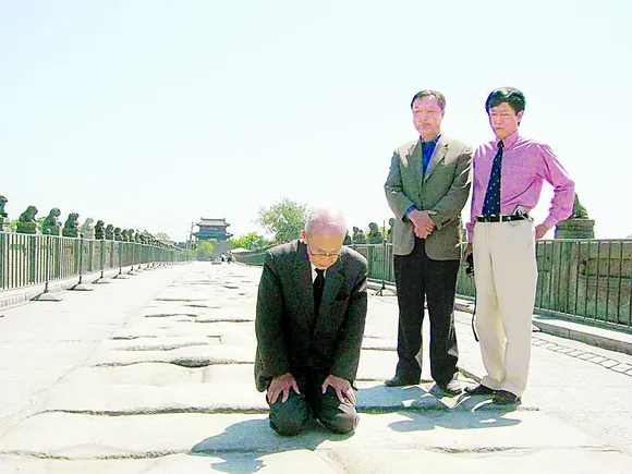 △2005年，日本侵华老兵本多立太郎长跪于北京卢沟桥上忏悔谢罪。