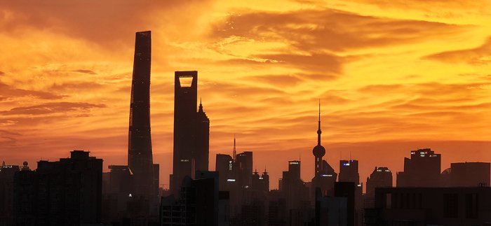 8月4日，上海最高温飙升至40摄氏度，傍晚现绚丽晚霞，火烧云烧红整片天空。