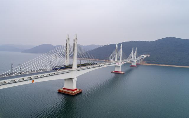 池黄高铁 图片来源：视觉中国