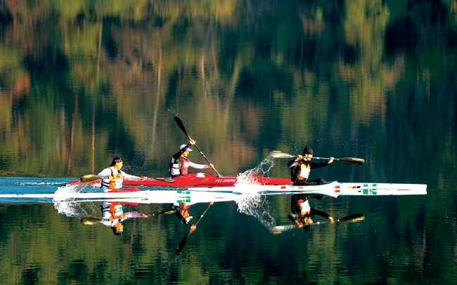 2020中国·将乐皮划艇桨板马拉松公开赛暨第五届嘻游季水上嘉年华期间，运动员在常口村金溪段挥桨竞逐。（图/董观生）