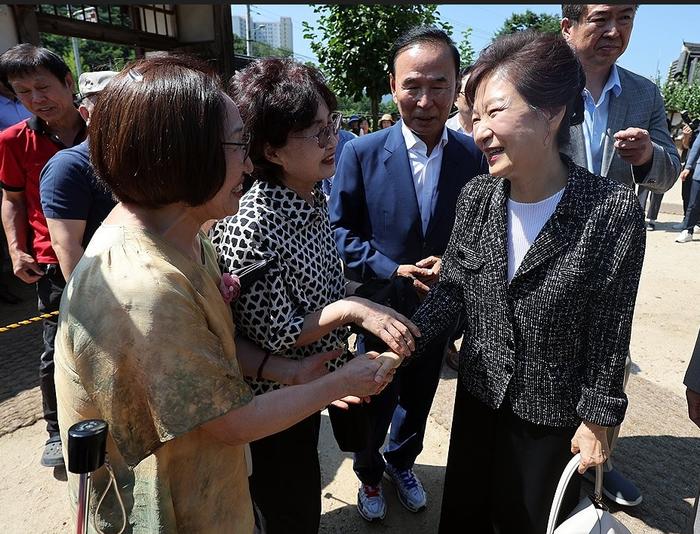 朴槿惠8月14日回访母亲故居。（韩联社）