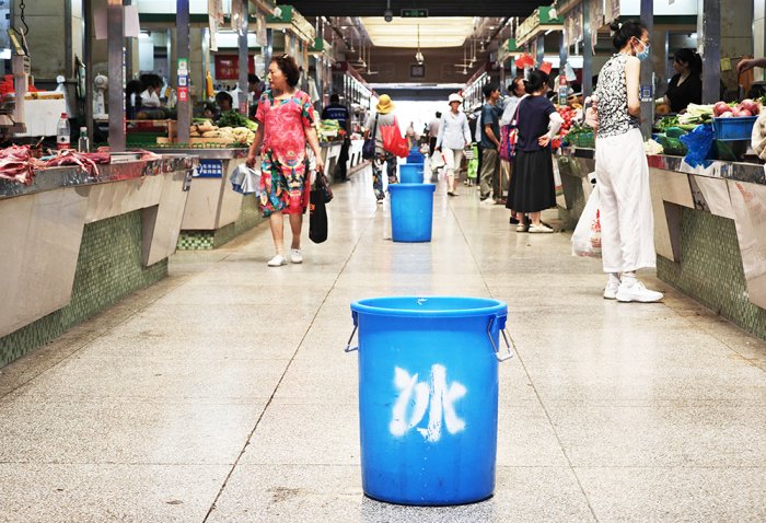 8月5日，江苏省气象台继续发布高温红色预警，南京一家农贸市场内放置冰块为室内降温。