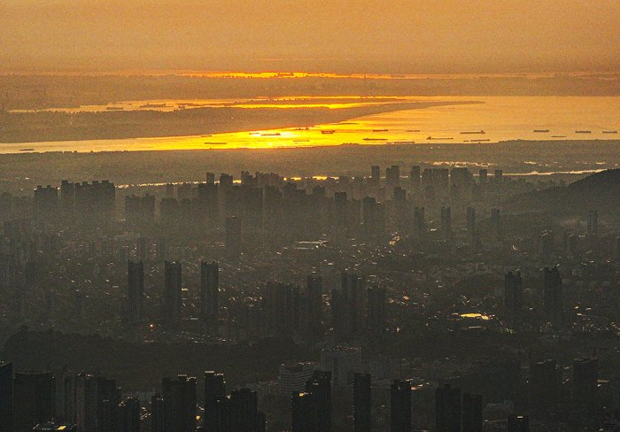 8月5日，江苏镇江，清晨骄阳似火，烟雾蒸腾，最高气温超过40℃。