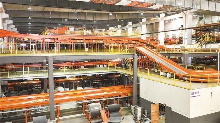     圆通速递北方总部基地自动化分拣设备高速运转。