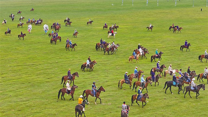 在第十七届鄂尔多斯民风民俗旅游风情节暨乌审旗第三届旅游那达慕盛会上，骑手们正在进行走马比赛。余节蒙 摄