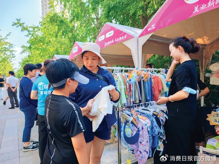 图为东湖街道举办社区集市。受访者供图