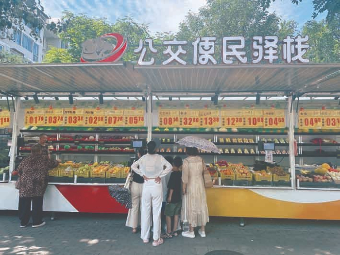 图为消费者在公交便民驿栈购买商品。 李芸仪 摄