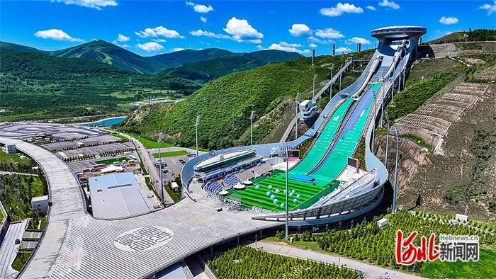 “雪如意”夏季焕新迎客。图为日前拍摄的国家跳台滑雪中心。 河北日报记者 耿 辉摄