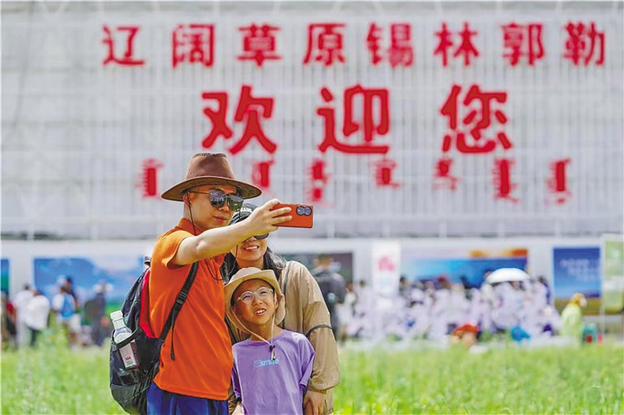 游客打卡那达慕。草原云记者 王晓博 摄