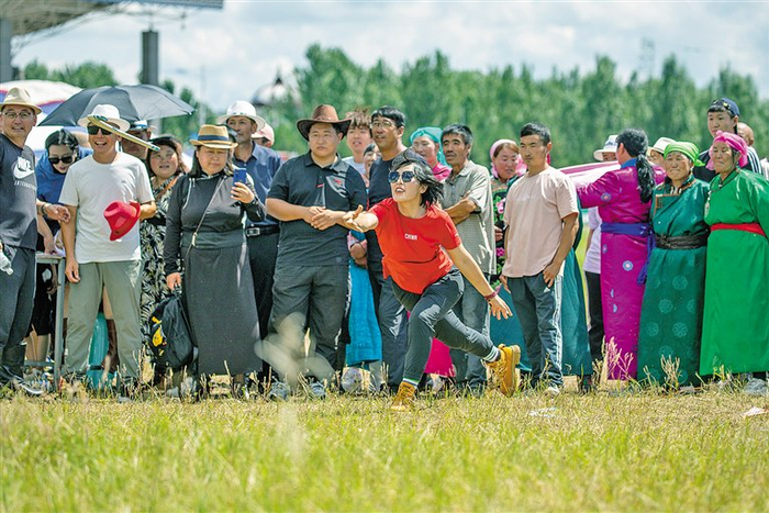 游客在2024兴安盟那达慕季上体验竞技项目布鲁。包宝音德力格尔 摄