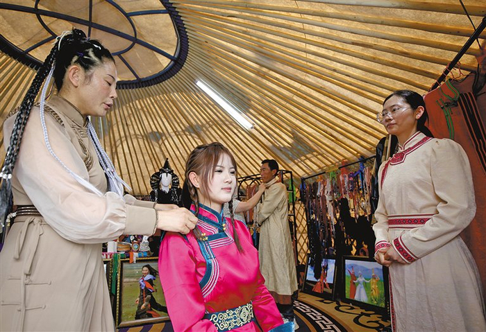 游客在锡林郭勒那达慕风情园进行妆造，体验那达慕旅拍。 草原云记者 张璐 摄