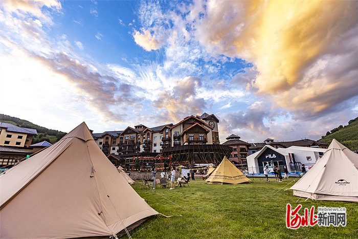 夏季崇礼各大雪场迎来旅游热。图为近日，太舞小镇户外露营场地迎来众多游客。太舞小镇供图