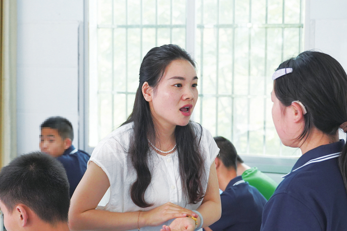 袁月意耐心教学生正确发音