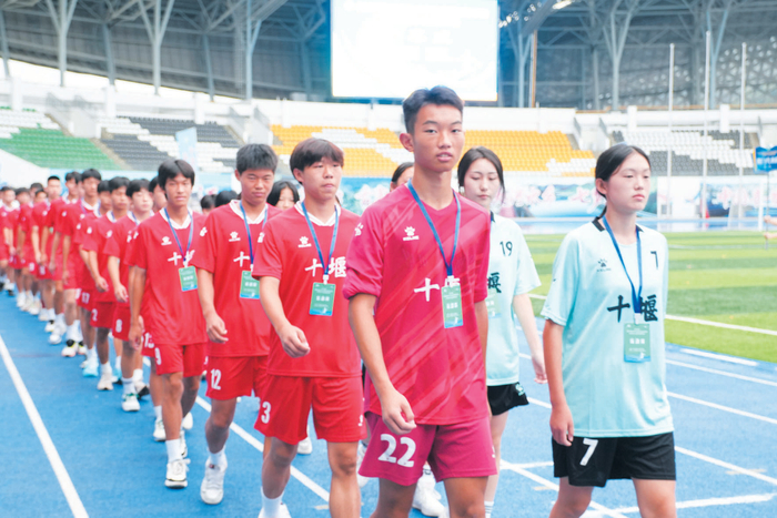 高中组十堰市代表队出场。