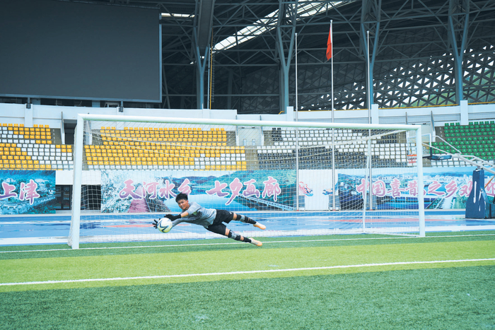 8月4日，郧西县文体中心赛场上，初中组决赛，宜昌市代表队对战武汉一队，宜昌市代表队守门员飞身扑球。