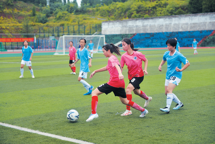 7月30日，在郧西一中赛场初中女子组比赛中，武汉一队对战孝感市代表队。