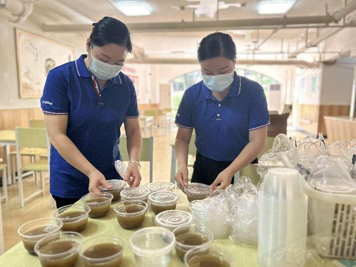 客服管家正在分装绿豆汤