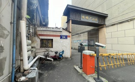 堵塞位置在味精厂小区位于后坝井街的大门附近。　　陈远扬摄