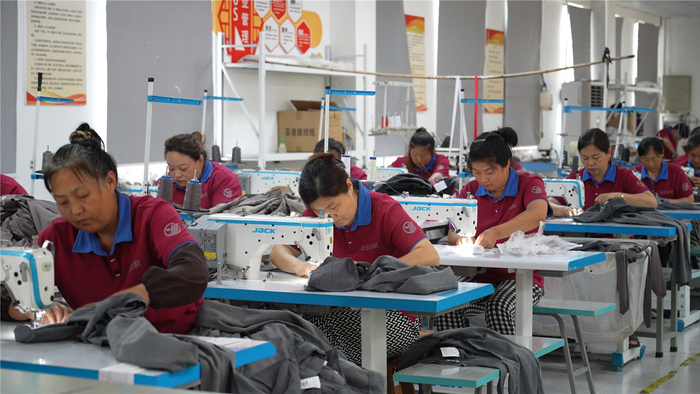 明光市桥头镇汉塘村定向招工型“共富工坊”——汉唐纺织有限公司生产车间。（资料图片）