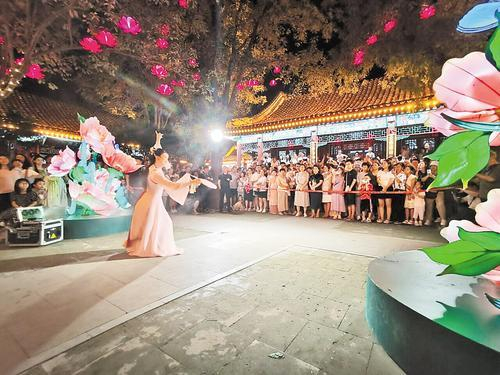     8月10日晚，正定县荣国府景区开启“一梦入红楼”沉浸式夜游，推出“群芳夜宴”等8大主题演艺活动。本报记者 董 昌摄