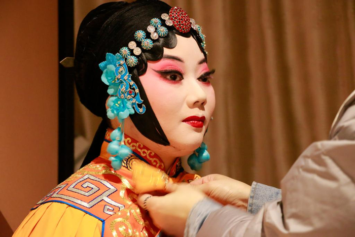 图为谢彦巧为演出做准备。