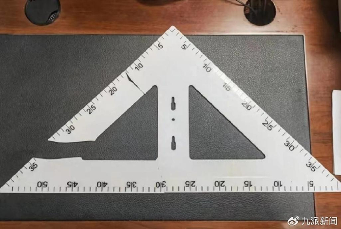 断裂的三角尺。图/受访者提供。