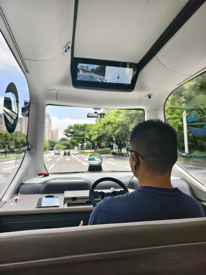 文远知行无人驾驶巴士，图源：雷科技摄制