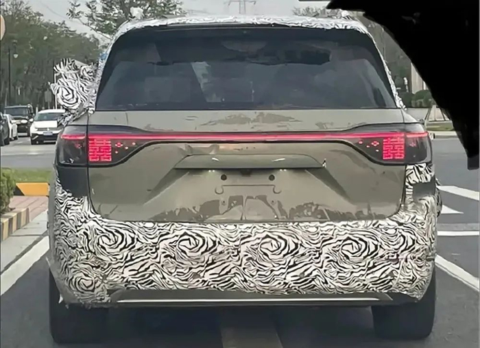 　　▲疑似问界M8车尾车灯显示“?”字