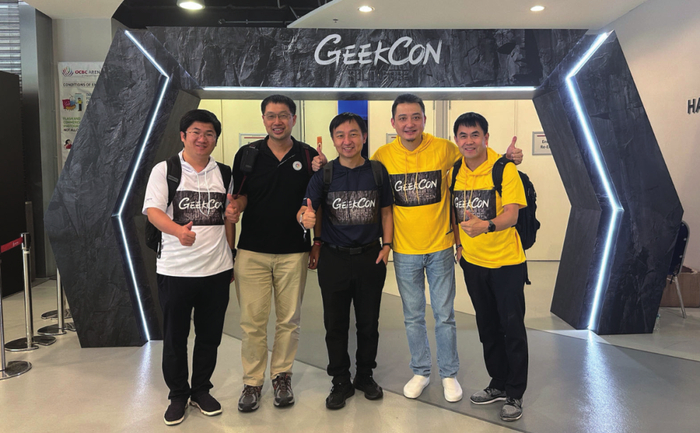 张超（左一）参加GEEKCON大赛