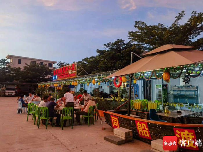 海滨村海产品一条街吸引了许多消费者。受访者供图