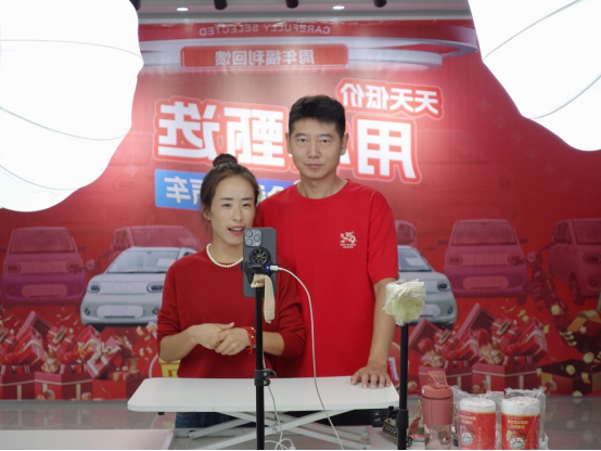 　　▲8月12日直播前，明明姐和四哥在调试设备。